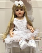 Mała księżniczka cudna lalka reborn w białej sukni