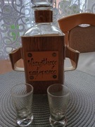 Karafka z dwoma kieliszkami w skórze.