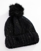 zimowa czapka damska z pomponem czarna wiskoza 
