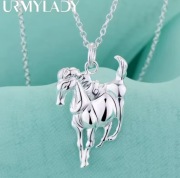 Naszyjnik z wisiorem Srebrnym koniem 