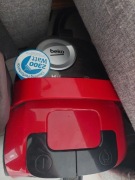 Odkurzacz bezworkowy beko 800 W używany czerwony 