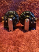 Uniwersalny elektryczny sygnał dźwiękowy (" slimak") w komplecie 2 sztuky