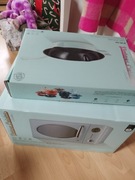 Kuchenka mikrofalowa i patelnia żeliwna 