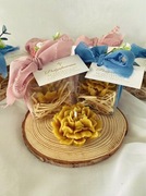 Świeca goździk z wosku pszczelego. Podziękowanie dla gości.