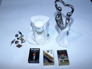 ekspres do kawy, figurka, kasety VHSc, odznaki