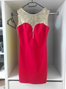 Efektowna czerwona sukienka zdobiona cyrkoniamii