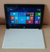 Microsoft Surface RT Tablet Windows RT z klawiaturą.