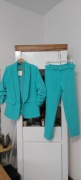 Garnitur w kolorze turkusowym, elegancki, spodnie z paskiem,