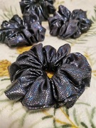 Duża gumka scrunchie z efektem holo syrenki baza czarna duża łuska 