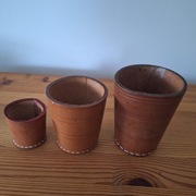 Trzy skórzane kubeczki 