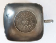 cynowe naczynie z uchem