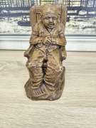 Figurka dekoracyjna – siedzący mężczyzna na krześle | żywica | vintage