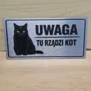 Tabliczka Dekoracyjna "UWAGA TU RZĄDZI KOT" – 13x26 cm