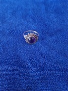 Srebrny pierścionek z fioletowym oczkiem