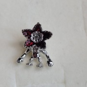 Charms Stranger Things demogorgon srebrny 