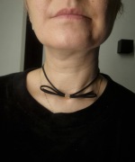 Choker damski na szyję naszyjnik czarny z kokardą firmy Parfois