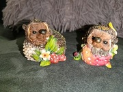 Dwie figurki z konglomeratu jeżyki 