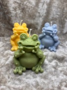 Pięna świeca świeczka siedząca żabka żaba