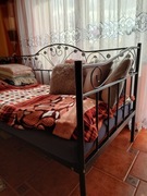 Łóżko metalowe z materacem 