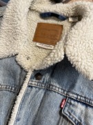 Levi Strauss & Co. – Levi’s Premium Sherpa Trucker Jacket w rozmiarze XL.
