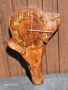 Zegar ścienny na plastrze orzecha