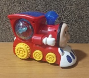 Lokomotywa, ciuchcia świecąca czerwona grająca, ruszająca 