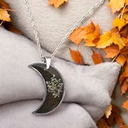 Ręcznie wykonany naszyjnik księżyc z prawdziwymi kwiatami