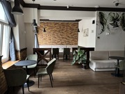 Prawie nowe wyposażenie cukierni – loże, stoły, krzesła, witryna chłodnicza