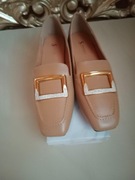 Piękne klasyczne mokasyny z klamrą. Kolor – beżowy, brązowy.