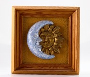 rzeźba ścienna Słońca i Księżyca w drewnianej ramie 27x27cm