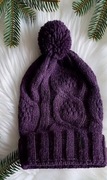 Zimowa Czapka Typu Krasnalka z Pomponem – Duński Splot Warkoczowy FIOLETOWA