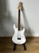 Używana gitara elektryczna Yamaha Pacifica 012 biała gratisy stojak