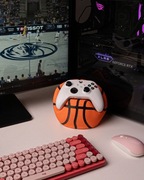 Uchwyt na pada KOSZYKÓWKA – stojak pod kontroler Xbox / PS5 | druk 3D