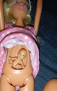 Dwie lalki dla dziewczynek jedna Barbie, druga w ciąży z dzieckiem