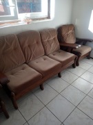 Sprzedam drewnianą sofę wraz z dwoma fotelami