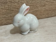 Mały , biały króliczek porcelanowy 