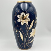 Wazon porcelanowy: „Biało-złote lilie” Chodzież, lata: 50 - 60 XX wieku