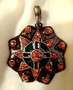 Wisior mosiężny emaliowany z czerwonymi kryształkami