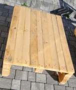 Stół z palet na kółkach, wyszlifowany i wymalowany, meble ogrodowe