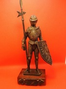 Stara włoska figurka rycerza w średniowiecznej zbroi z tarczą i halabardą