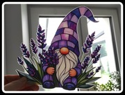 Nowy witraż witrażyk dekoracja okienna krasnal lawenda