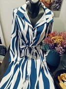 Elegancka, midi sukienka z kołnierzykiem, zapinana na guziki