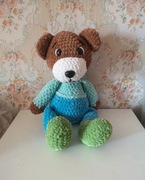 Duży szydełkowy miś hand made– mięciutki w ubranku.