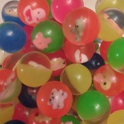 Piłka kauczukowa VIP 27mm z zabawką 200szt