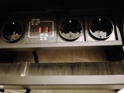 Gniazdo wpuszczane w blat biurka lub stołu