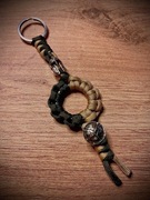 Unikalny brelok z paracordu