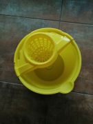 Wiadro z wyżymaczką i rączką, ergonomiczne.