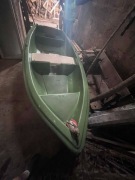 Łódka wędkarska z wiosłami i stelażem