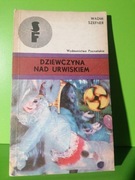 DZIEWCZYNA NAD URWISKIEM