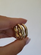 Kolczyki gięte okrągłe asymetryczne złoty minimalistyczne eleganckie casual